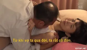 Mặc váy quá ngắn, nữ sinh bị giám thị "phạt nặng"