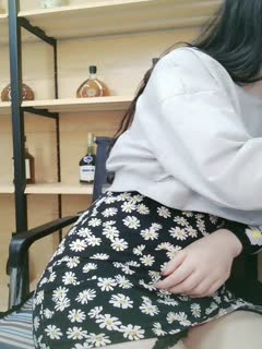để trả đũa ông chồng địt trộm, người vợ vụng trộm cho bệnh nhân làm tình khi người chồng đang phía sau