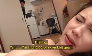 Sự cám dỗ chết người của người phụ nữ trẻ trong sáng chính là đam mê của người phụ nữ trẻ tốt bụng. Cô ấy cởi một nửa quần tất và xoa mông, ngồi xổm và bịt miệng, giơ chân lên để bịt âm hộ.