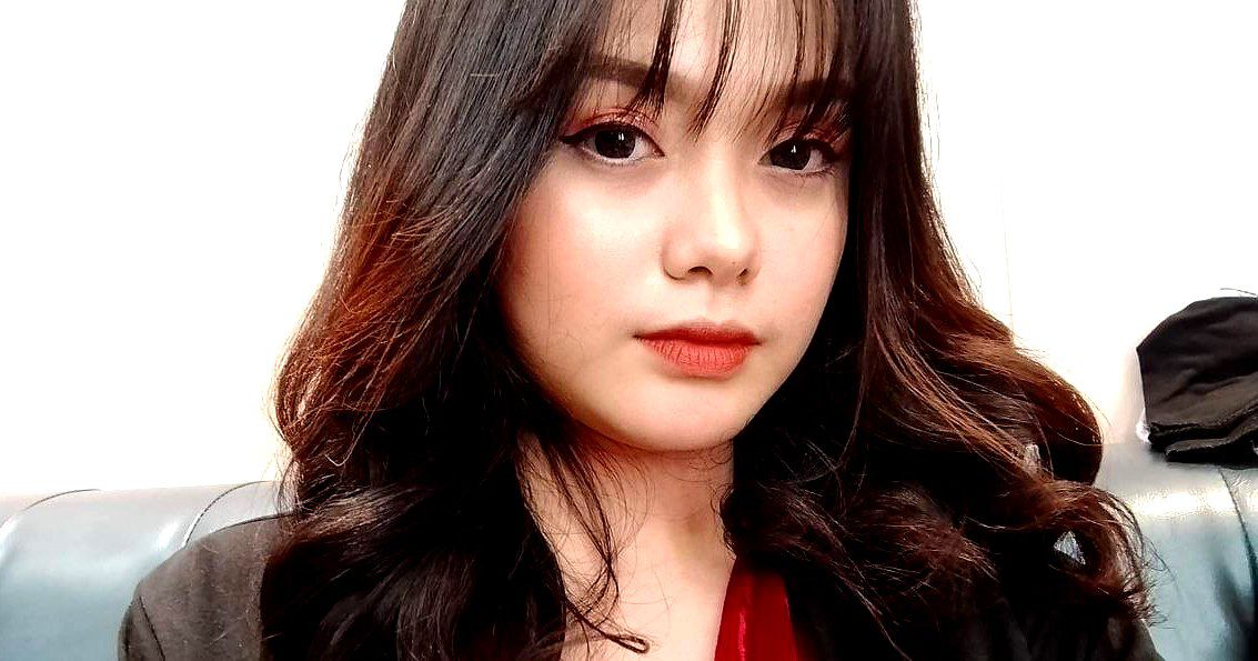 Quan hệ tình dục với bạn trai trong khi đang nói chuyện điện thoại với khách hàng